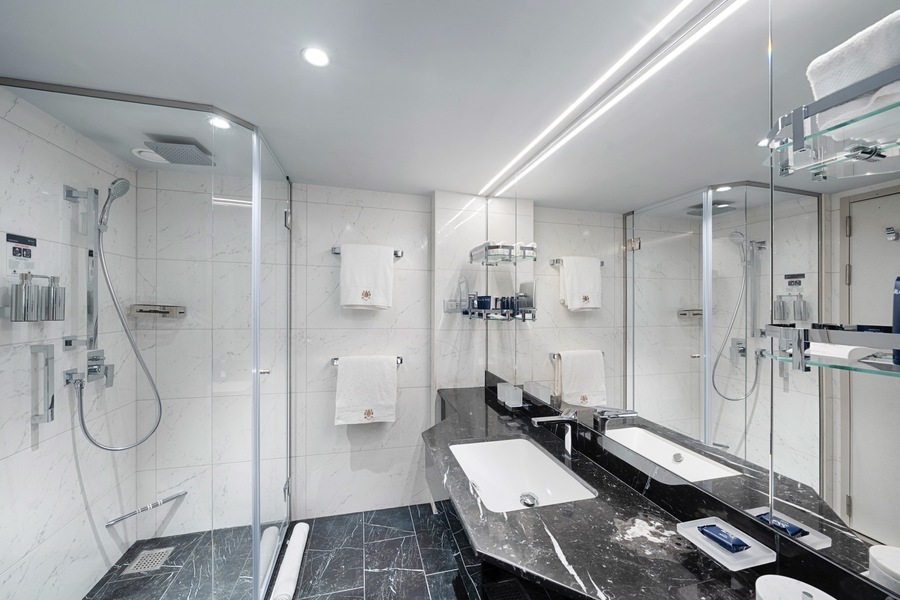 MSC Cruises MSC World Asia MSC Yacht Club Royal Suite Bathroom 1 _YC3_ ©MSC Rights.jpg